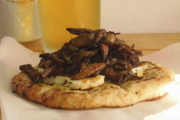 Χορτοφαγικό σουβλάκι με γύρο μανιτάρια και χαλούμι