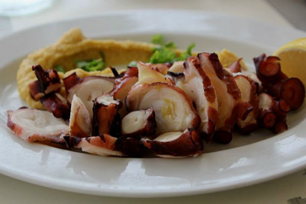 Χούμους με χταπόδι (και δυο σταγόνες πριγκιπικές)