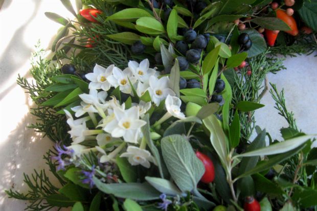 Χριστουγεννιάτικο στεφάνι απ’ την εξοχή