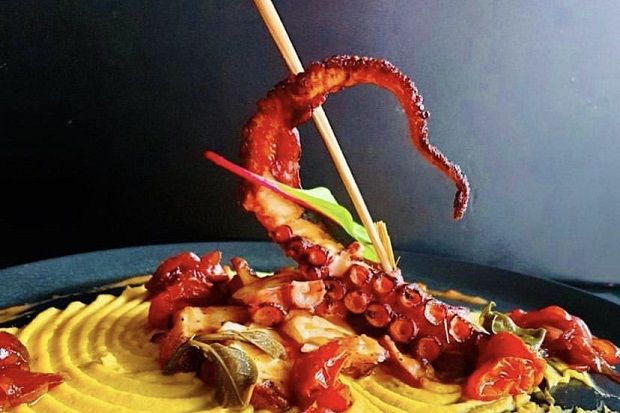 Χταποδάκι στη σχάρα με φάβα, καραμελωμένο κρεμμύδι και καπαρόμηλα