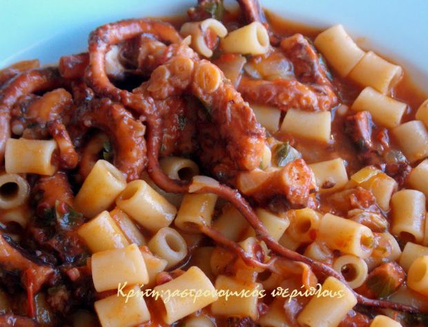 Χταπόδι με κοφτό μακαρονάκι