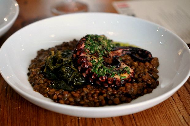 Χταπόδι πάνω σε φακές: λίγες θερμίδες, γκραν σουξέ