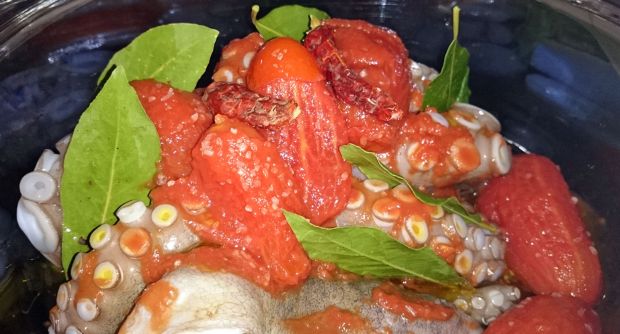 Χταπόδι στη γάστρα με εκλεκτή συντροφιά