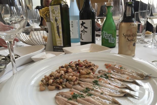 Δοκιμάσαμε σάκε με γαρίδες, φάβα, ταραμοσαλάτα και χταπόδι