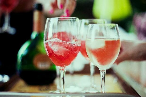 Drink pink: φέρτε τρεις κούπες με κρασί