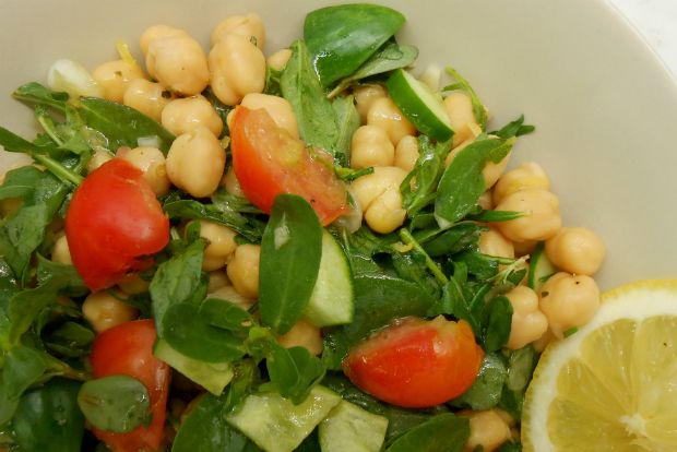 Δροσερή, χορταστική σαλάτα με ρεβίθια