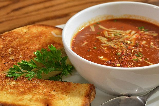 Δροσερή ντοματόσουπα με ζεστά κρουτόν και φιλέτο αντσούγιας