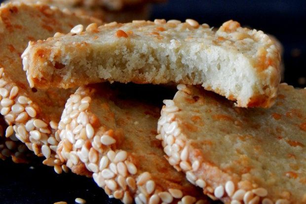 Εθιστικά αλμυρά μπισκότα με μπλε τυρί και παρμεζάνα