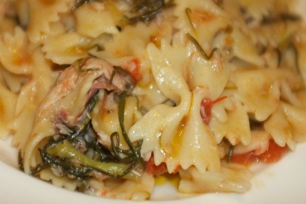 Φαρφάλες με αρμύρα, ντομάτες και καπνιστή παλαμίδα