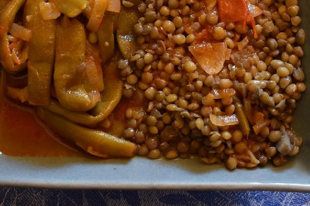 Φασολάκια γιαχνί με βραστές φακές