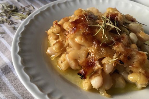 Φασόλια φουρνιστά με καραμελωμένα κρεμμύδια