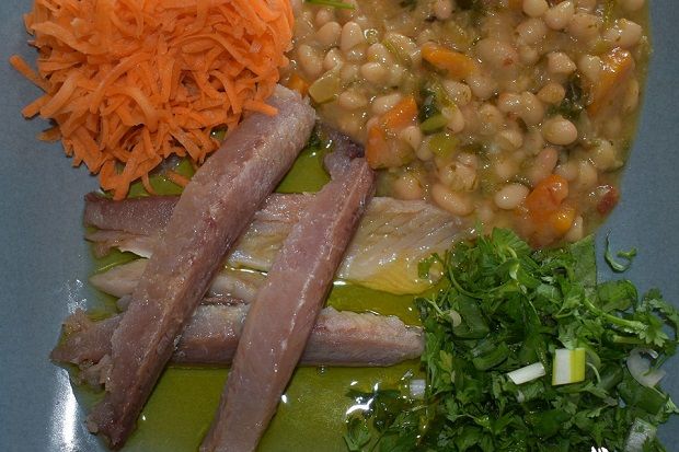 Φασόλια Καστοριάς με ηπίως αλίπαστο σκουμπρί