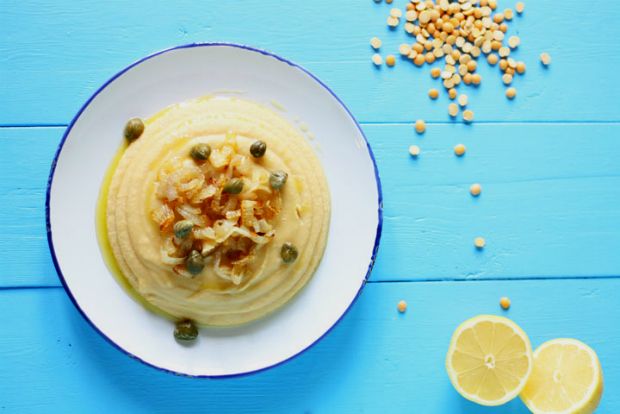 Φάβα με καραμελωμένα κρεμμύδια και κάπαρη