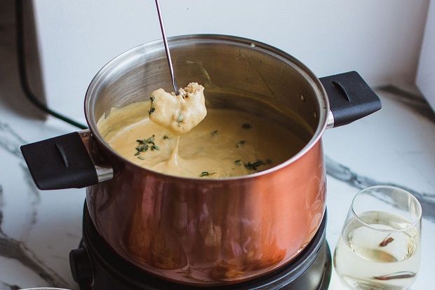 Φοντί: όταν η Ελβετία λιώνει στο τραπέζι σας