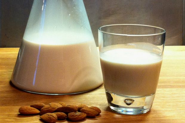 Φρέσκο γάλα αμυγδάλου