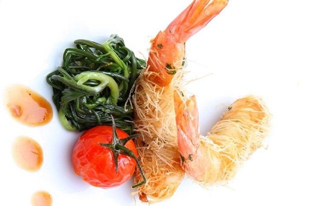 Γαρίδες Αμβρακικού τυλιγμένες με κανταΐφι, σταμναγκάθι και σάλτσα Μικρολίμανου