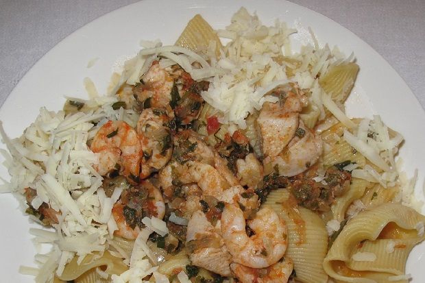 Γαρίδες και κοτόπουλο με κοχύλια (ζυμαρικά)