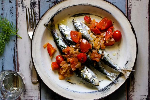 Γαύρος, σαρδέλες στο φούρνο με μάραθα, ντομάτα, γλιστρίδα