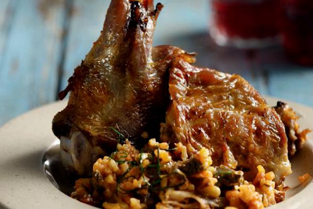 Γεμιστό νησιώτικο αρνάκι σε αστική τραπεζαρία