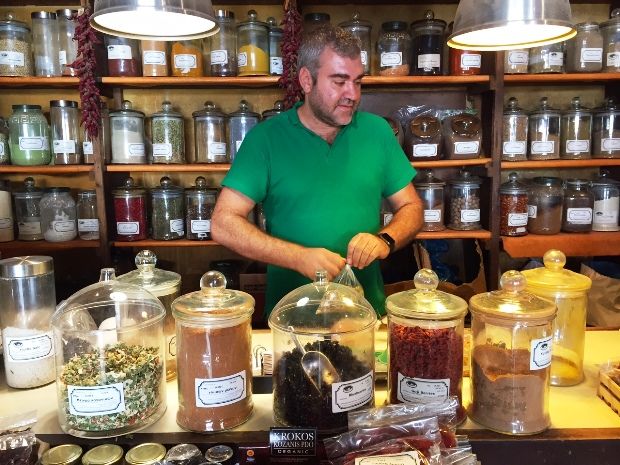 Για μπαχαρικά, στη μαγική σπηλιά της Ευριπίδου