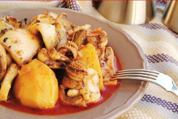 Για τη νηστεία σουπιές με πατάτες και πάπρικα