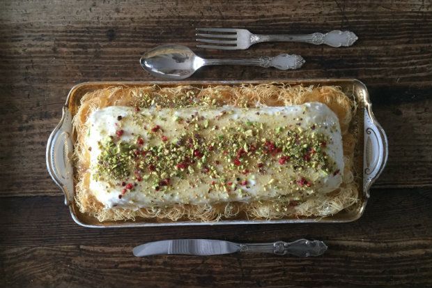 Για το τραπέζι της γιορτής: κανταΐφι με κρέμα φέτας, μέλι και φιστίκι Αιγίνης