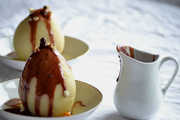 Γιορτινά: αχλάδια ποσέ λουσμένα σοκολάτα