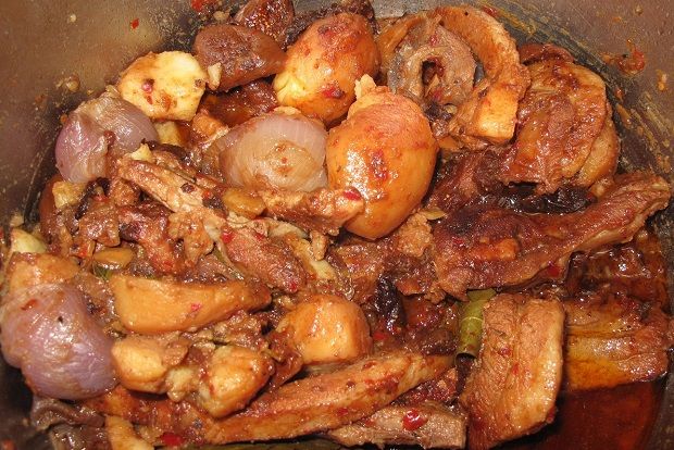 Γιορτινό τραπέζι: Χοιρινή κοιλιά με δαμάσκηνα και σύκα