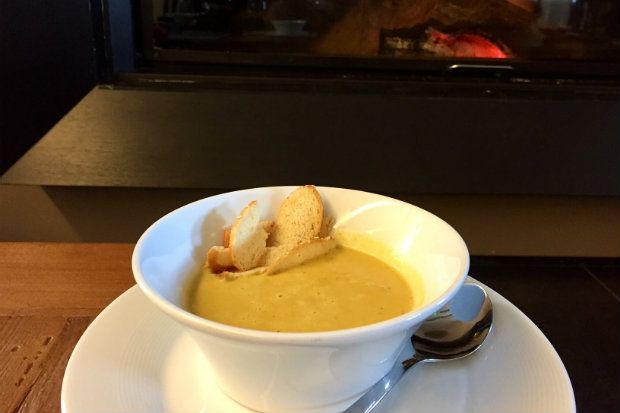 Γιουβαρλάκια με αρνίσιο κιμά, ξινό τραχανά και μάραθο