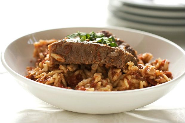 Γιουβέτσι κοκκινιστό με χοιρινές μπουκίτσες