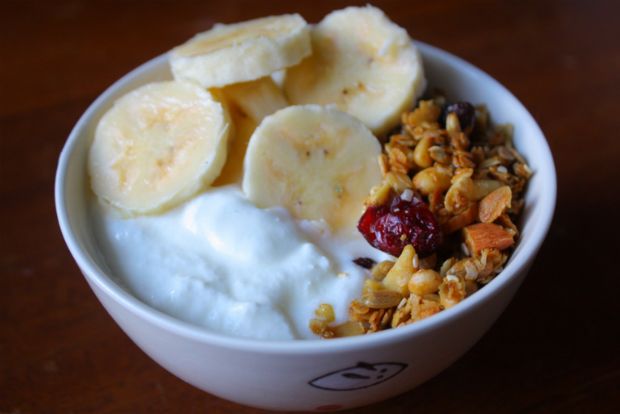 Γκρανόλα και γιαούρτι: πρωινό στο βαζάκι