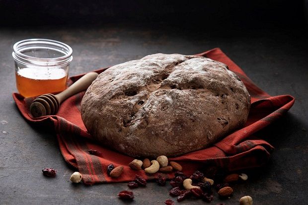 Γλυκό ψωμί με χαρουπάλευρο και ξηρούς καρπούς