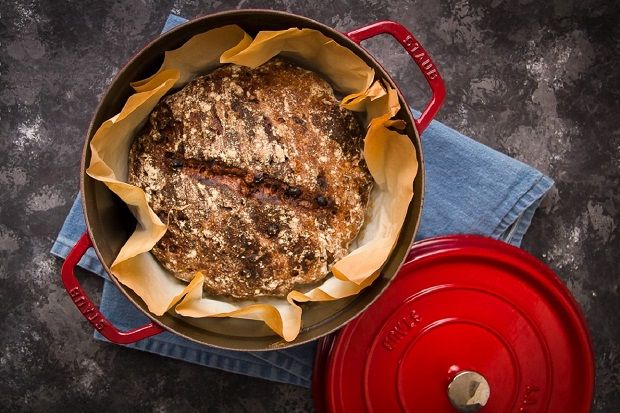 Γλυκό ψωμί με σταφίδες και καρύδια  χωρίς ζύμωμα