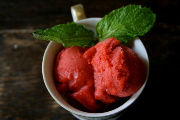 Γλυκοκαυτερό σορμπέ με φράουλες