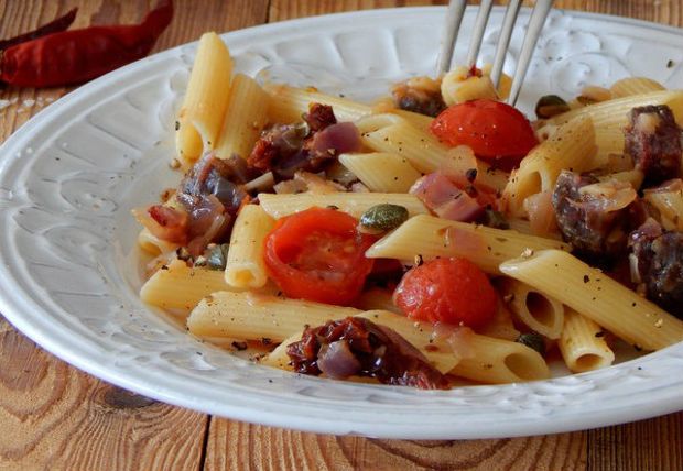 H μακαρονάδα της Πέμπτης είναι μεσογειακή με ντοματίνια, κάπαρη και σουτζούκι