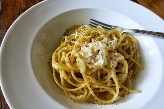 H μακαρονάδα της Πέμπτης: ημίγυμνη κι απόλυτη