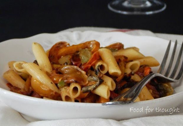 H μακαρονάδα της Πέμπτης: Πένες με χρωματιστές πιπεριές και σαφράν