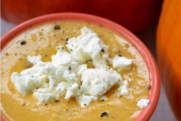 H σούπα της Δευτέρας: ψημμένη κολοκύθα και κατσικίσιο τυρί