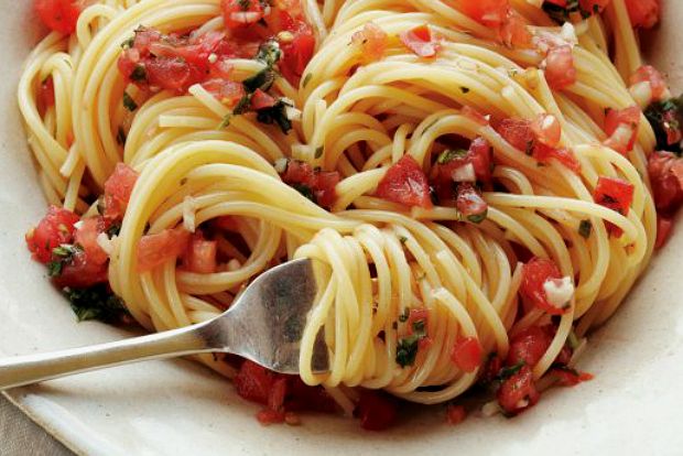 Η μακαρονάδα της Πέμπτης: χρώματα κι επτά αρώματα