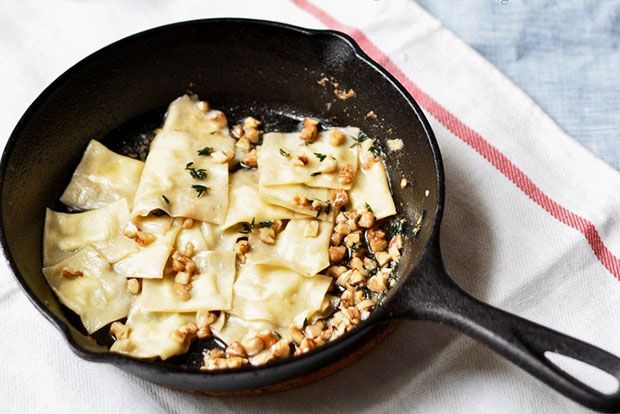 Η μακαρονάδα της Πέμπτης: γυναίκα μόνη, μαγειρεύει