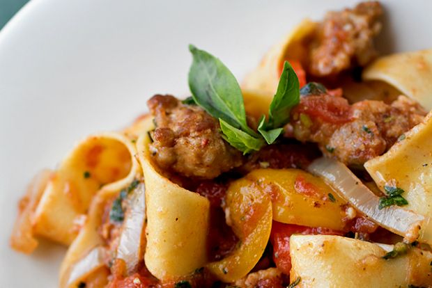 Η μακαρονάδα της Πέμπτης: θυμωμένη και χορτασμένη