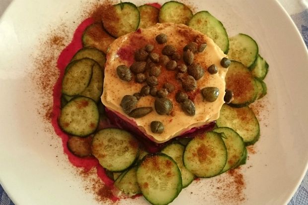 Η σαλάτα της Καρλόττας (με σολομό, παντζάρι και κάπαρη)