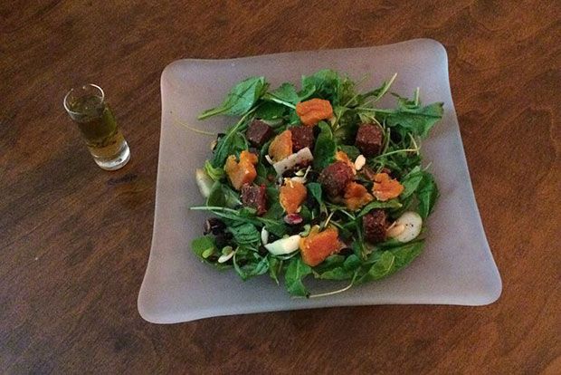 Η σαλάτα των ερώτων: άγρια ρόκα, συκομπουκιές, αυγοτάραχο