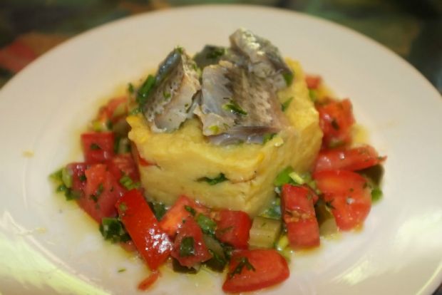 Ηπίως αλίπαστο σκουμπρί με φάβα Σαντορίνης