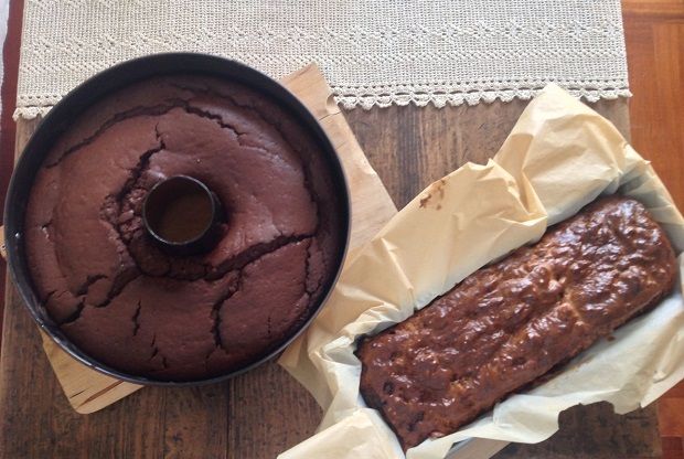 Και κέικ σοκολάτας και τούρτα με βουτυρόκρεμα