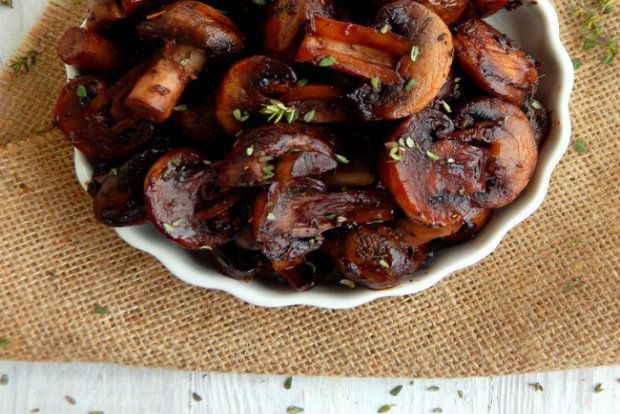 Και στο πλάι μανιτάρια, με μπαλσάμικο, σκόρδο και θυμάρι