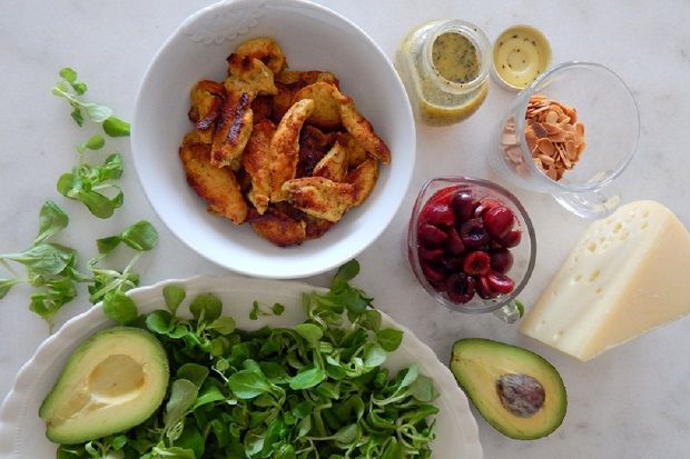 Καλοκαίρι θες, δεν θες με πράσινη σαλάτα με κοτόπουλο, αμύγδαλα, γραβιέρα και κεράσια