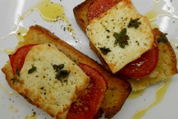 Καλοκαιρινό κολατσιό: ντομάτα, φέτα, σκόρδο