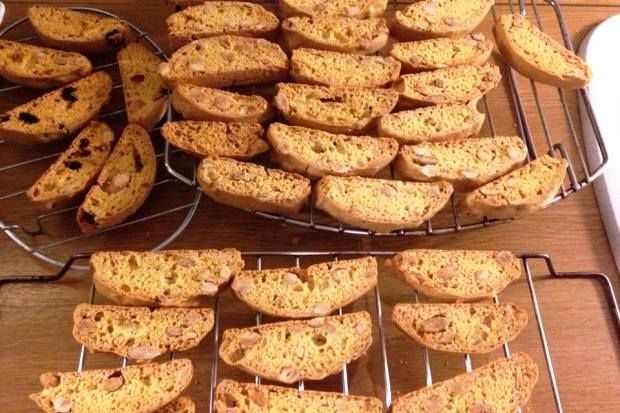 Καντουτσίνι, μπισκότα με αμύγδαλο ή φιστίκι Αιγίνης και κράνμπερι