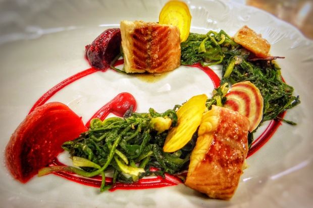 Καπνιστό χέλι σχάρας με σταμναγκάθι, παντζάρι και βινεγκρέτ με μπέικον